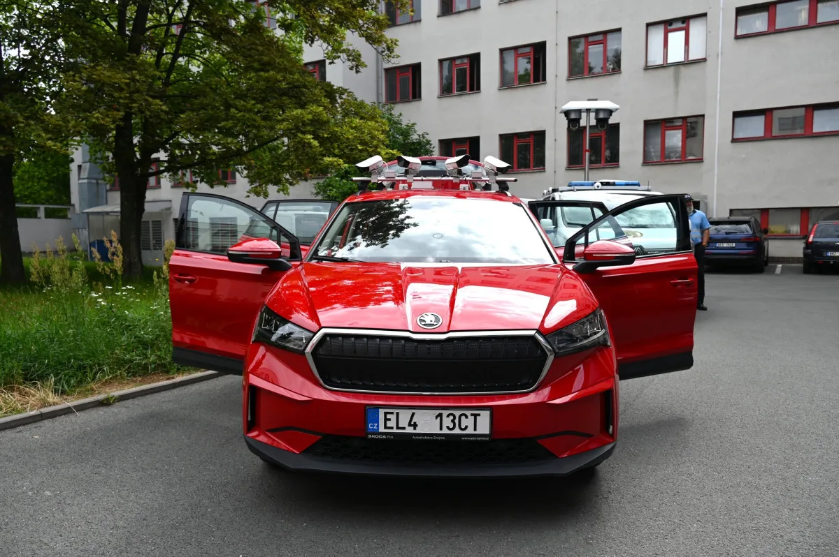 Parkování v Hradci začíná monitorovat speciální auto. Za hodinu zkontroluje 10 tisíc aut