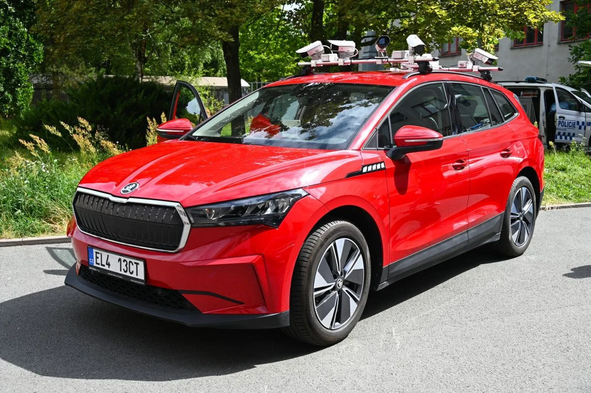 Parkování v Hradci začíná monitorovat speciální auto. Za hodinu zkontroluje 10 tisíc aut
