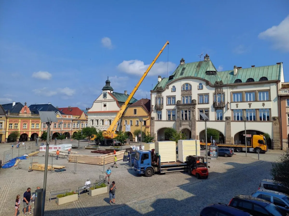 Centrum Dvora Králové je opět průjezdné. Výlukové jízdní řády platí do pátku