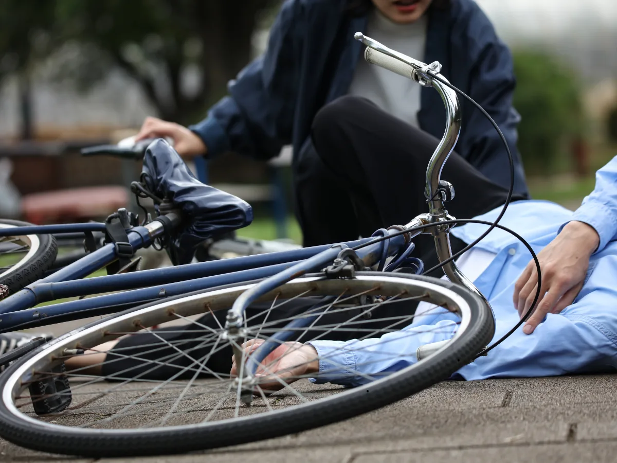 Cyklista pod vlivem alkoholu srazil chodce. Jedna žena skončila v nemocnici