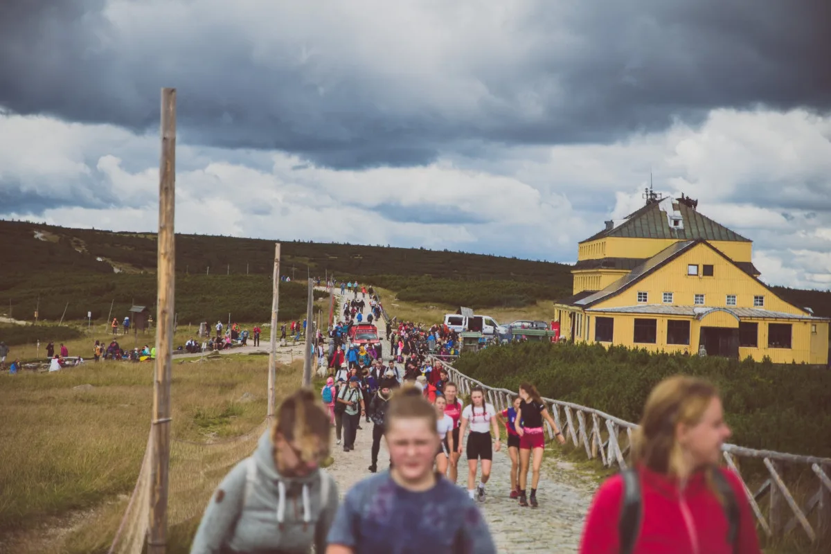 Svatovavřinecké pouti na Sněžku se zúčastnily stovky lidí z obou stran hranice