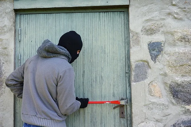 Zloděj v Týništi použil při krádeži slzotvorný sprej, hrozí mu delší pobyt za mřížemi