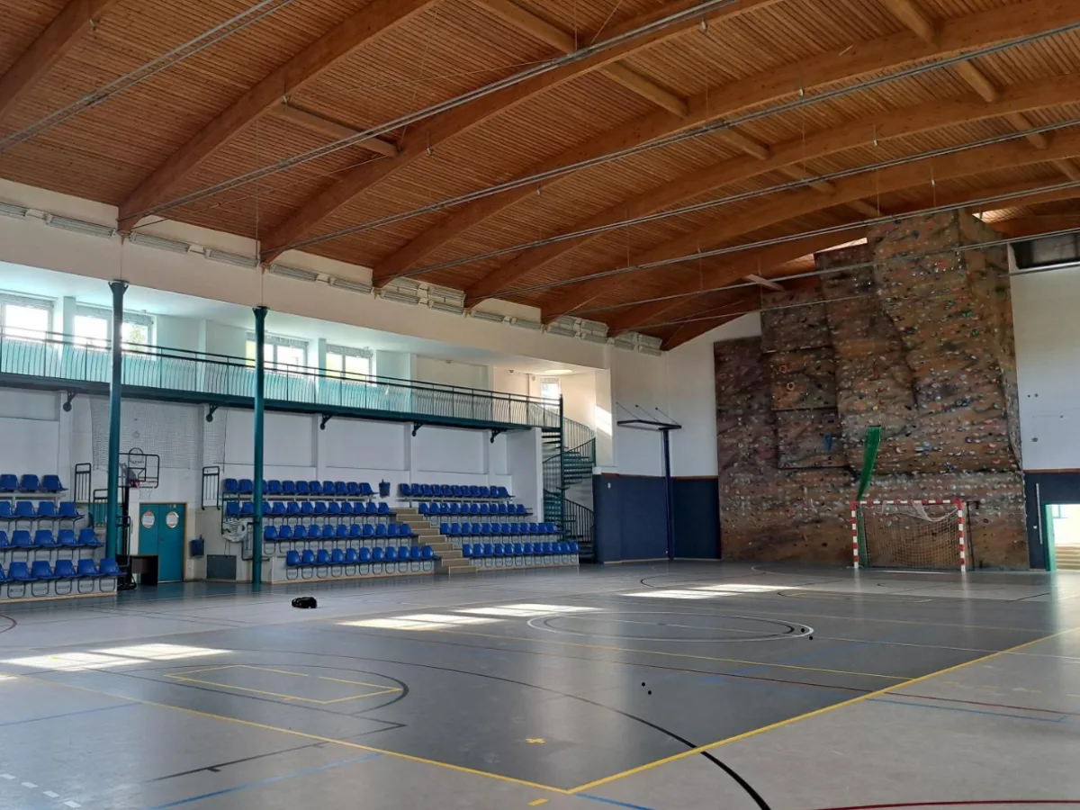 Rekonstrukce sportovní haly ZŠ Strž  ve Dvoře přinesla moderní osvětlení a ozvučení