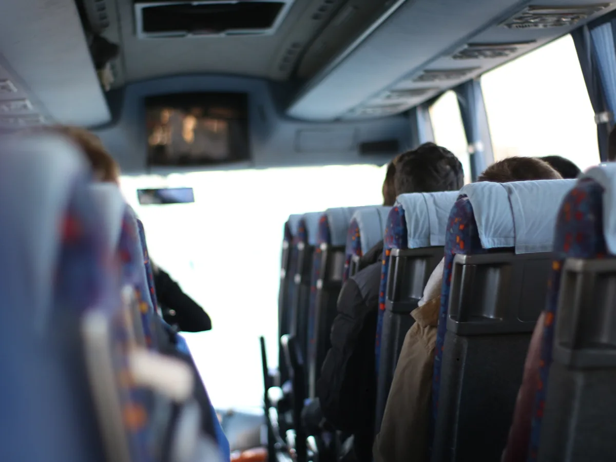 Od září se mění autobusové jízdní řády. Přinášíme přehled změn v kraji  Od neděle 31. srpna se mění jízdní řády autobusů v Královéhradeckém kraji. Úpravy reagují na připomínky cestujících, obcí i dopravců. Vedení kraje doporučuje všem, aby si před ce
