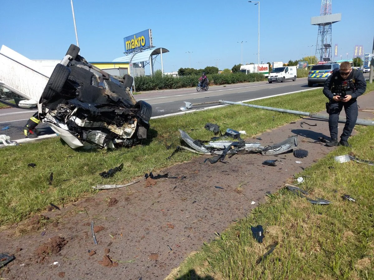 Řidič vzal cestou u hradeckého Makra sloup veřejného osvětlení