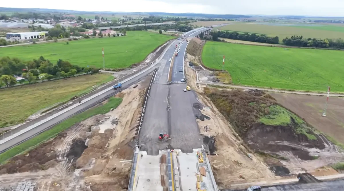 Průlet nad dokončovanou D35 mezi Hořicemi a Sadovou. Video ukazuje pokrok stavby