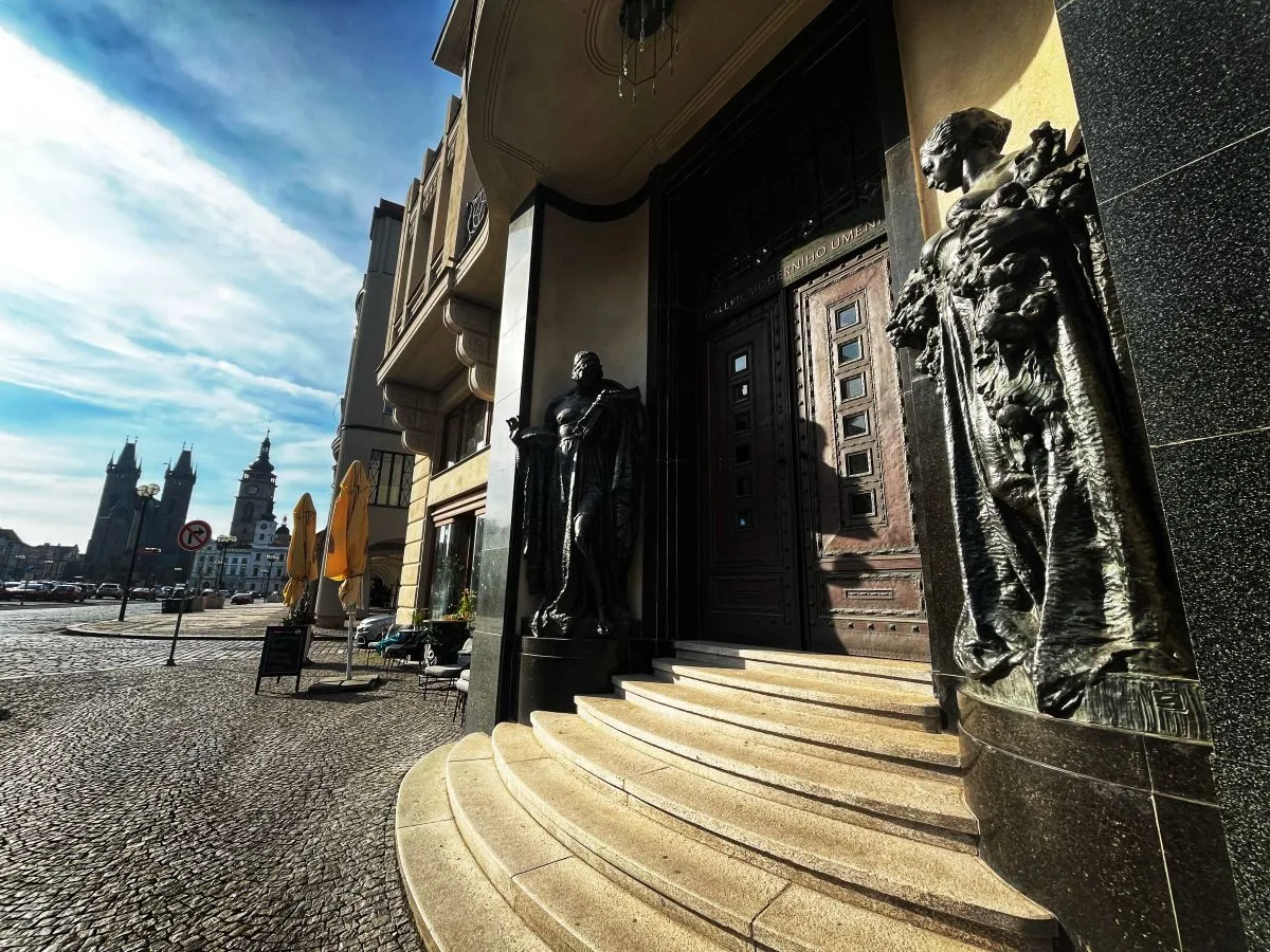 V hradecké galerii vás umění vtáhne do hry, dotknout se děl je tady součást zážitku
