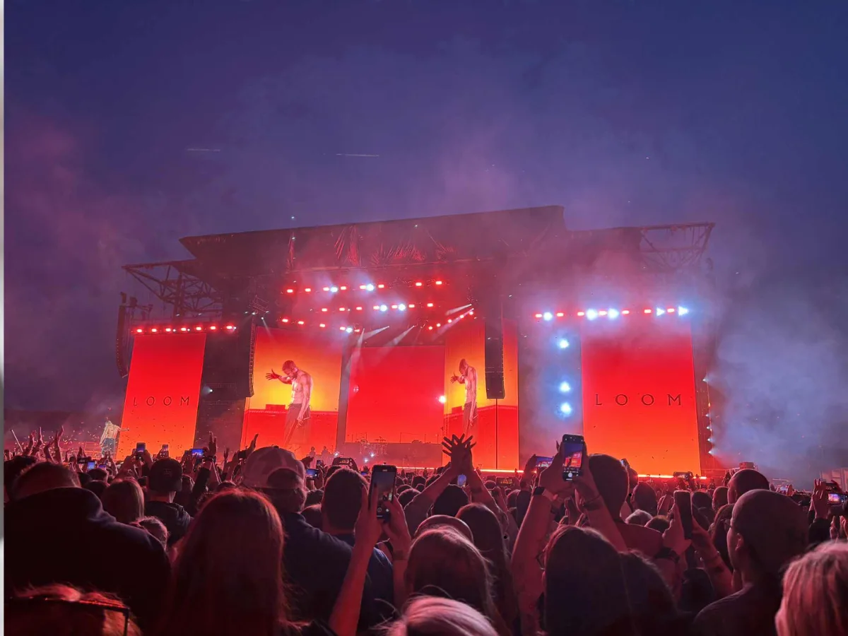 Frontman kapely Imagine Dragons našel lásku na Rychnovsku. Podvodník ženu obral o 200 tisíc