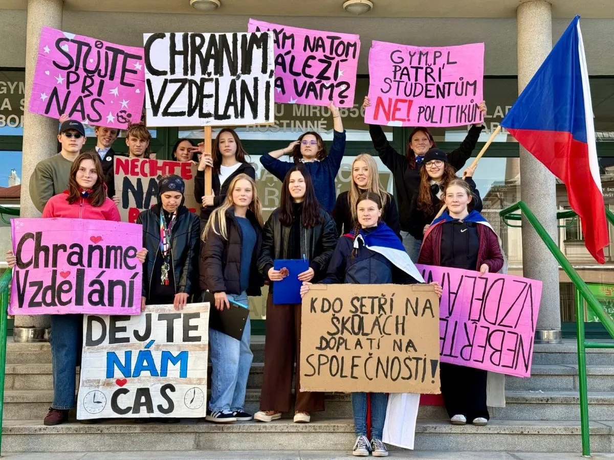 Studenti v Hostinném vyšli do ulic, ředitel gymplu svolává všechny k diskusi