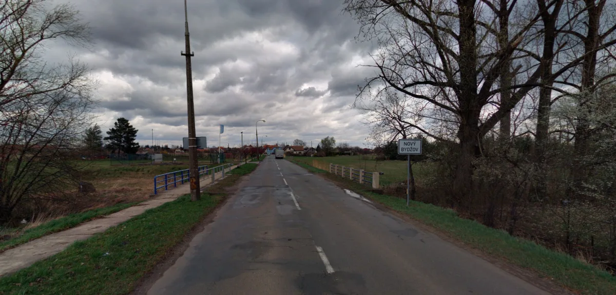 Most u Zábědovského potoka v Novém Bydžově je otevřen pro pěší a cyklisty. Auta si počkají