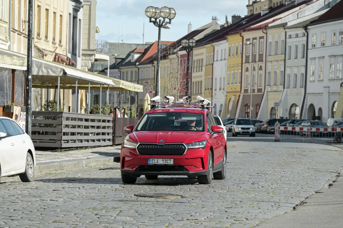 Hradec Králové nasazuje do ostrého provozu auto, které bude kontrolovat parkování