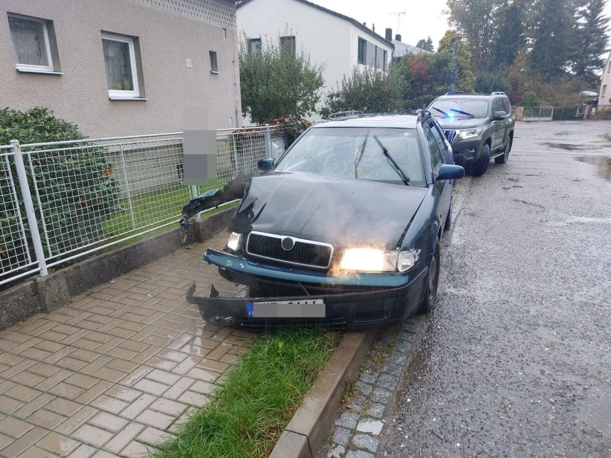 Muž v Kostelci nad Orlicí se pokusil utéct hlídce. Řídil bez papírů