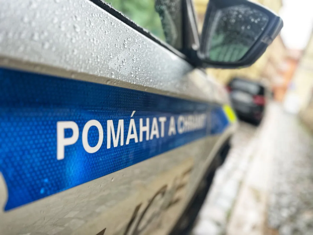 Žena s Trutnovska uvěřila falešné policistce a taxíkem poslala peníze