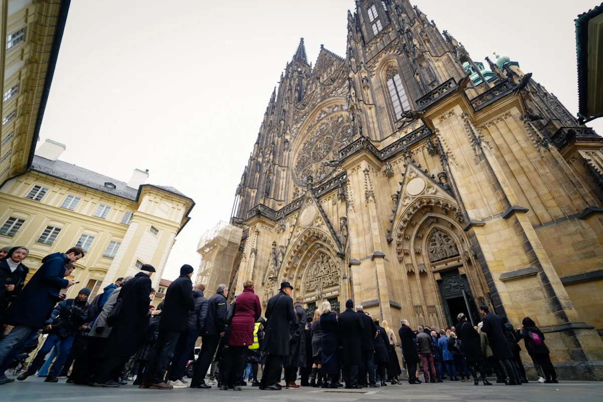 Na pohřeb kardinála Duky čekají před katedrálou sv. Víta stovky lidí.