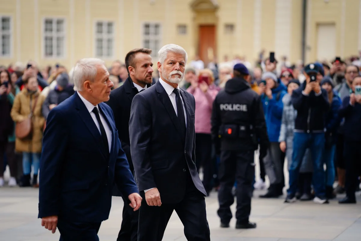 Pohřbu kardinála Duky se v katedrále sv. Víta účastní stovky lidí, přišel i prezident