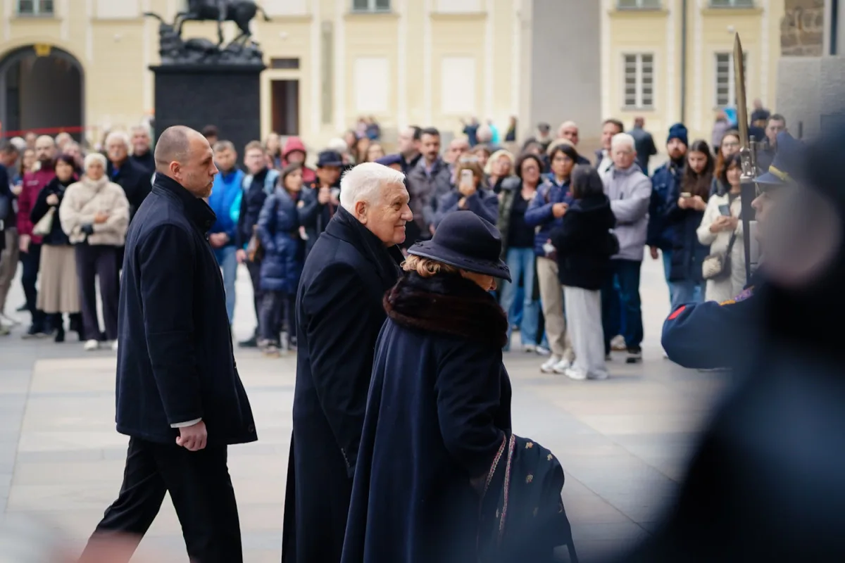 Pohřbu kardinála Duky se v katedrále sv. Víta účastní stovky lidí, přišel i prezident
