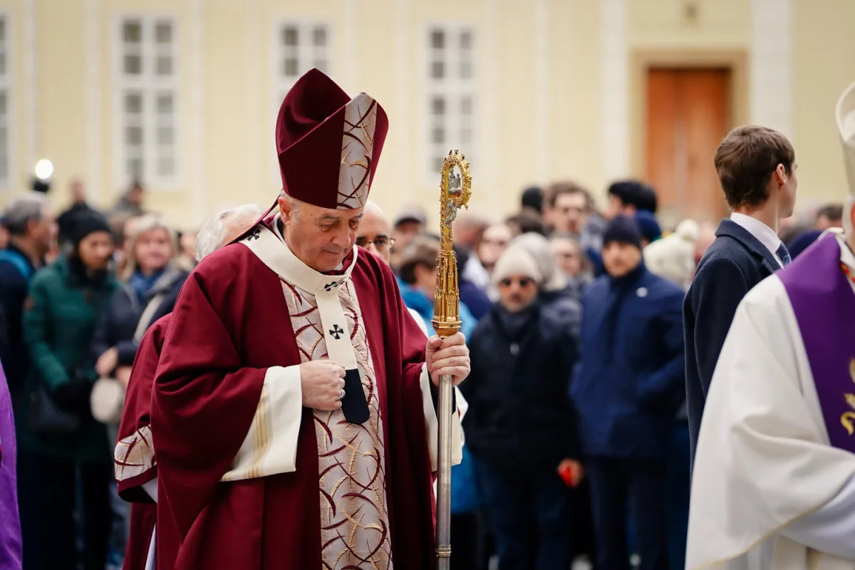 Pohřbu kardinála Duky se v katedrále sv. Víta účastní stovky lidí, přišel i prezident