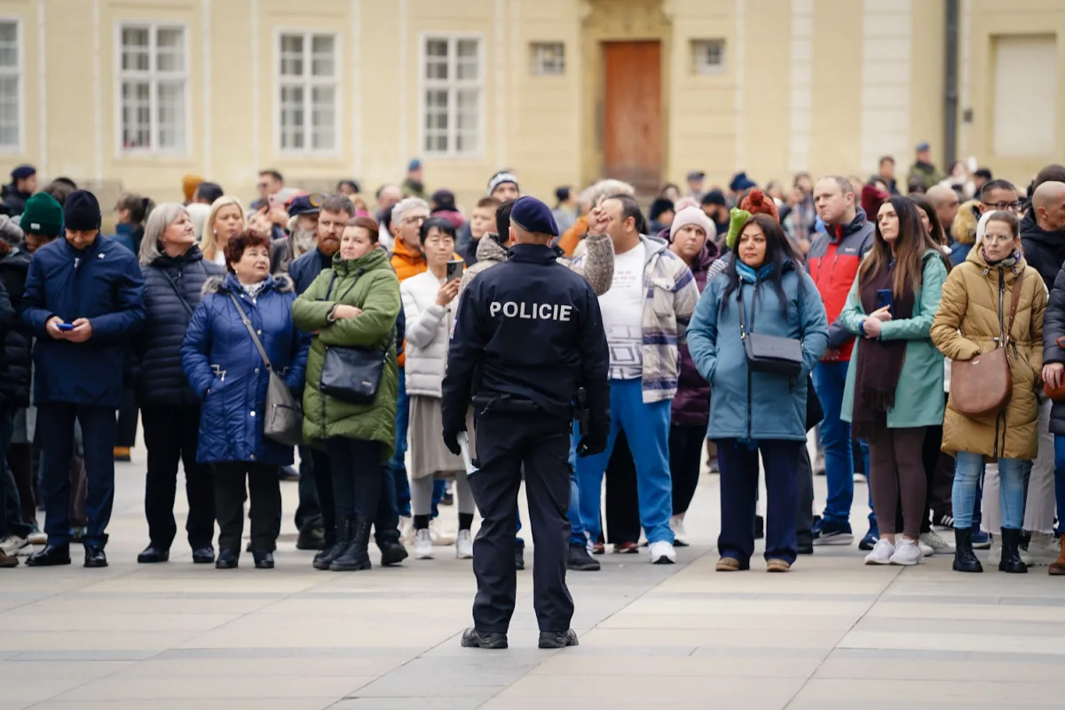 Pohřbu kardinála Duky se v katedrále sv. Víta účastní stovky lidí, přišel i prezident
