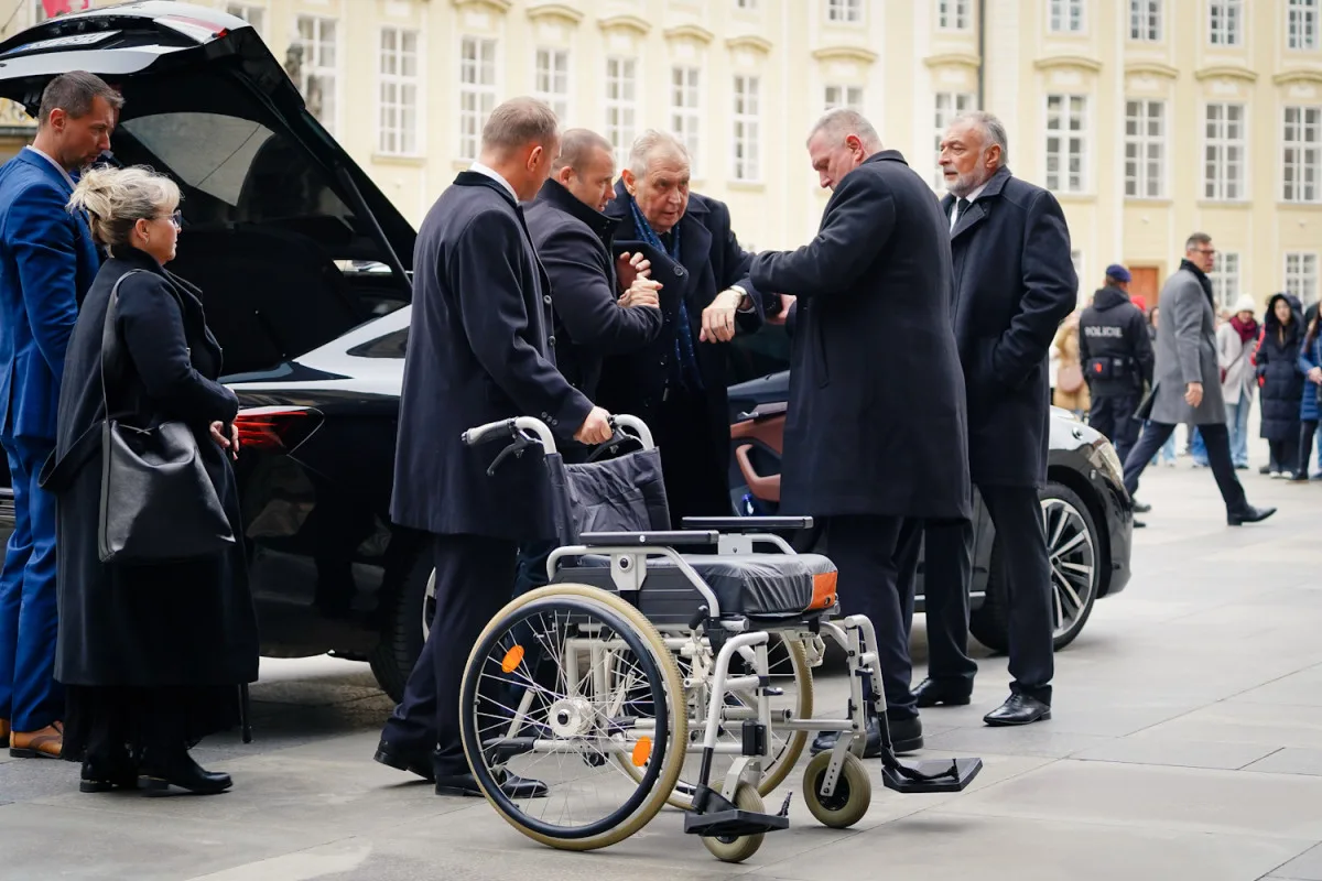 Pohřbu kardinála Duky se v katedrále sv. Víta účastní stovky lidí, přišel i prezident