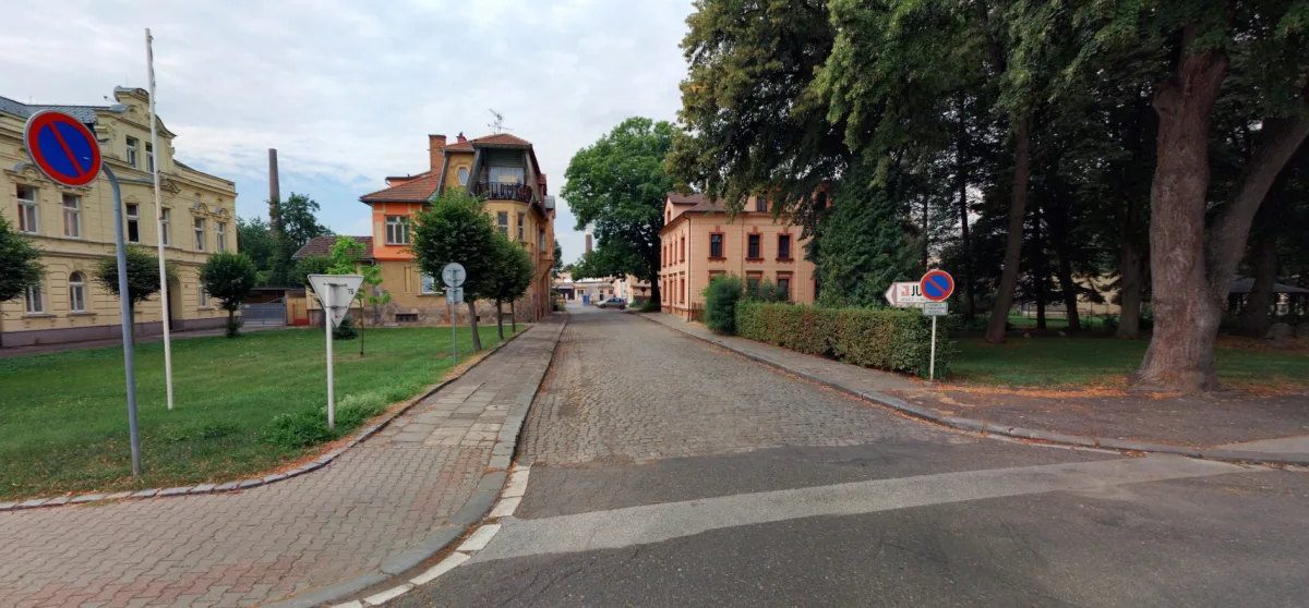Dvůr potřebuje opravit silnice kolem Juty. Proces zpomaluje komunikace mezi závodem a radnicí