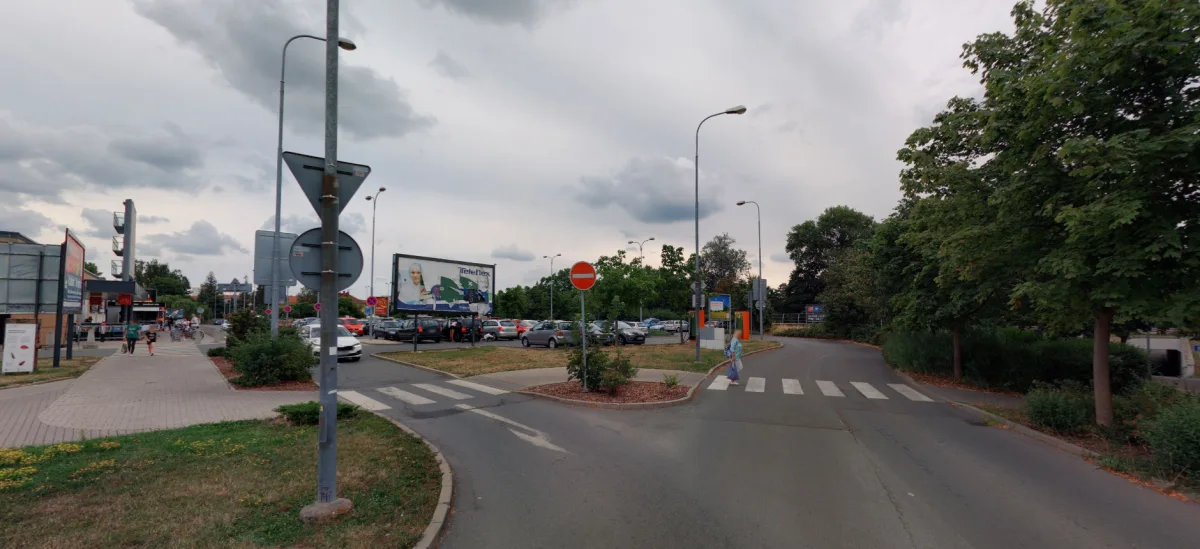 Parkování u Kauflandu bude i nadále zdarma. Hradec dal stopku novým závorám