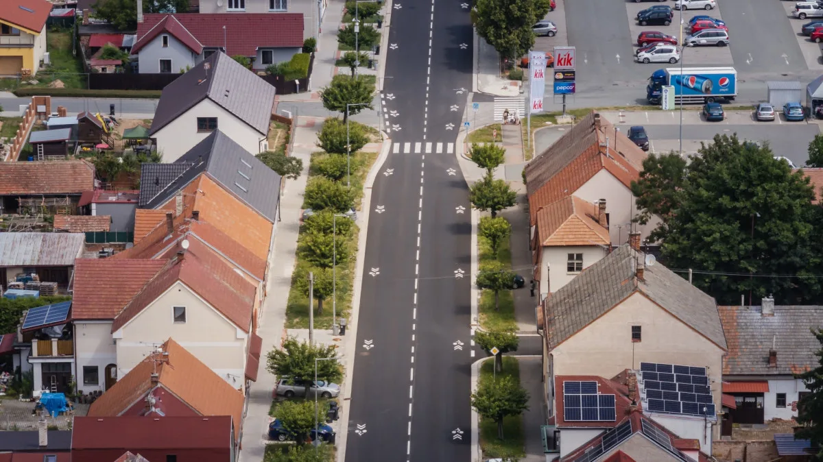 Řidičům v Novém Bydžově slouží čerstvě opravená silnice. Má zvýšit bezpečnost
