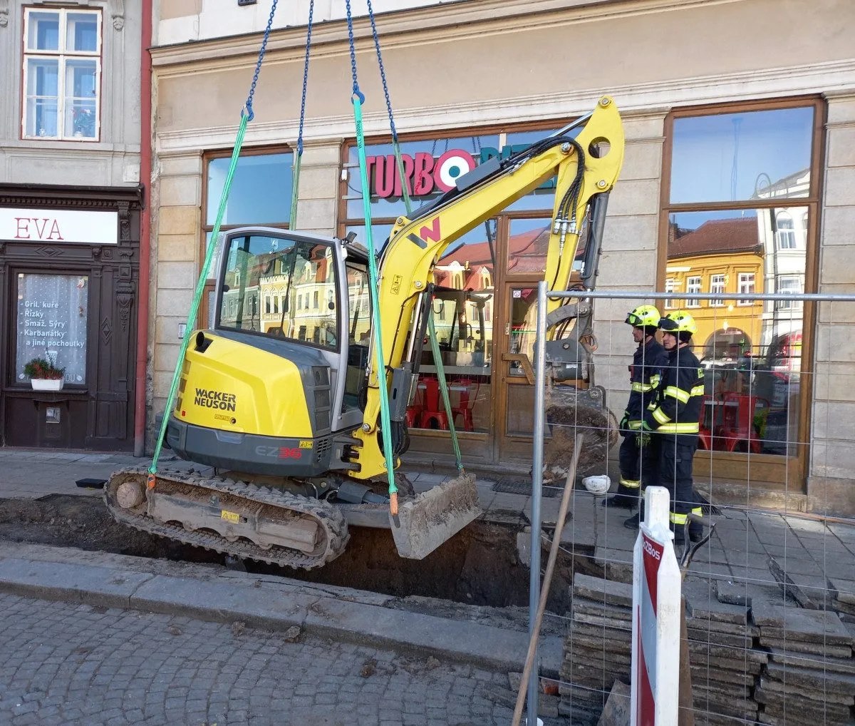 Bagrista si musel dát v Jaroměři pauzu, s bagrem uvízl ve výkopu nad plynovým potrubím