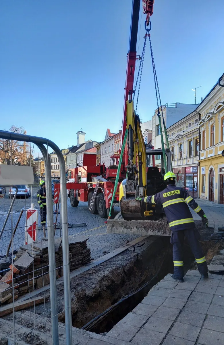 Bagrista si musel dát v Jaroměři pauzu, s bagrem uvízl ve výkopu nad plynovým potrubím