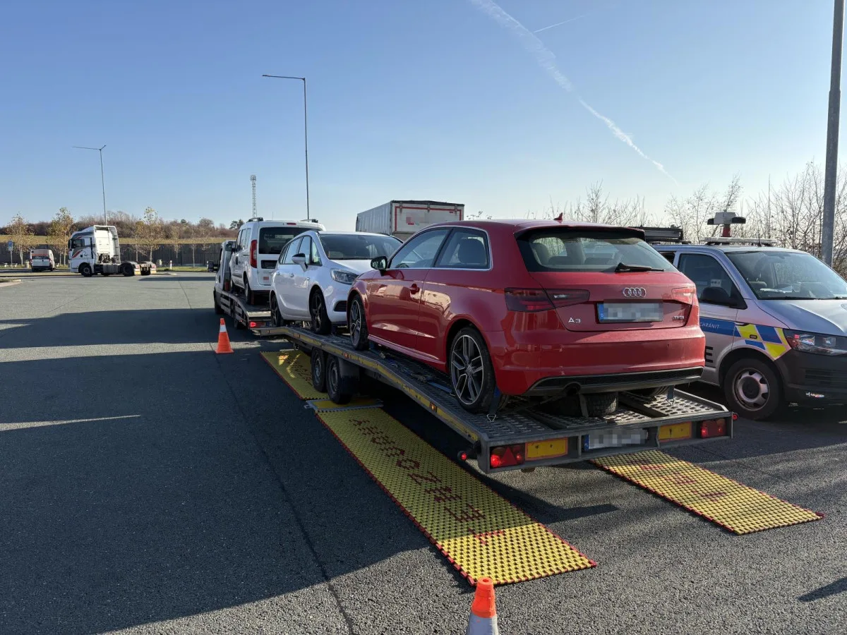 Policisté kontrolovali nákladní dopravu na D11. Rozdali pokuty za tisíce