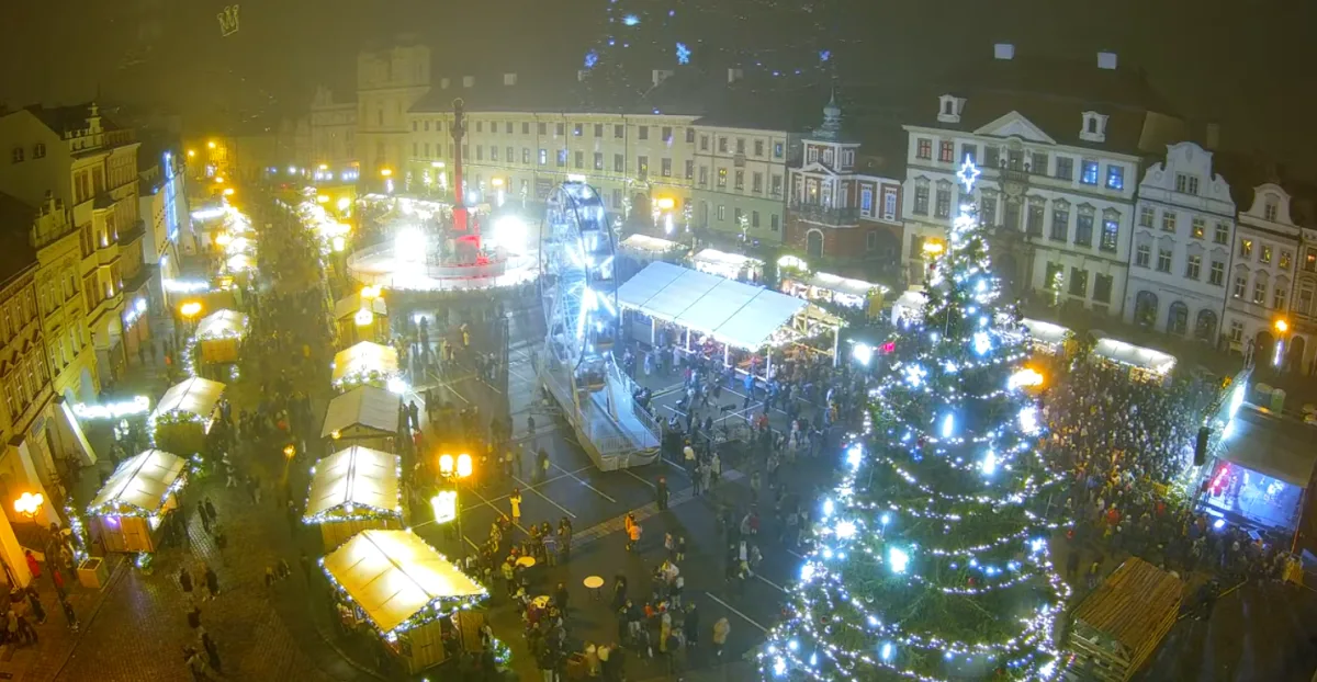 Hradec Králové pojmenoval vánoční strom Eliška Rejčka. Sledovat ho můžete on-line