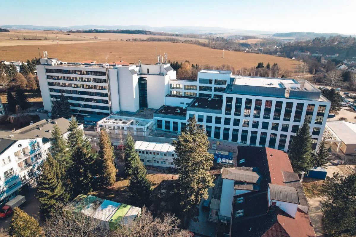 Nový pavilon urgentního příjmu v Rychnově je téměř dokončený. Fungovat začne na jaře