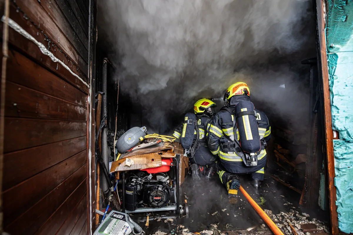 Rodinný dům v Mladých Bukách zahalil kouř, hasiči při požáru vynesli tlakové nádoby
