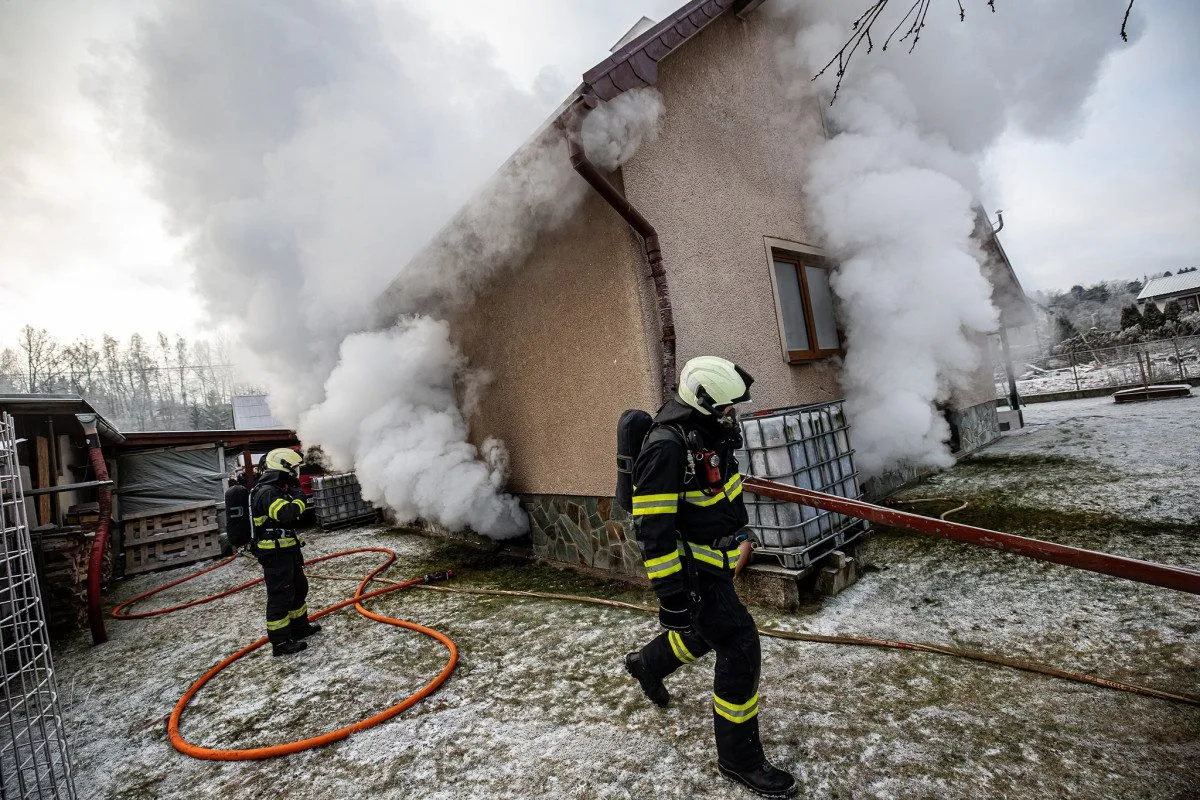 Rodinný dům v Mladých Bukách zahalil kouř, hasiči při požáru vynesli tlakové nádoby