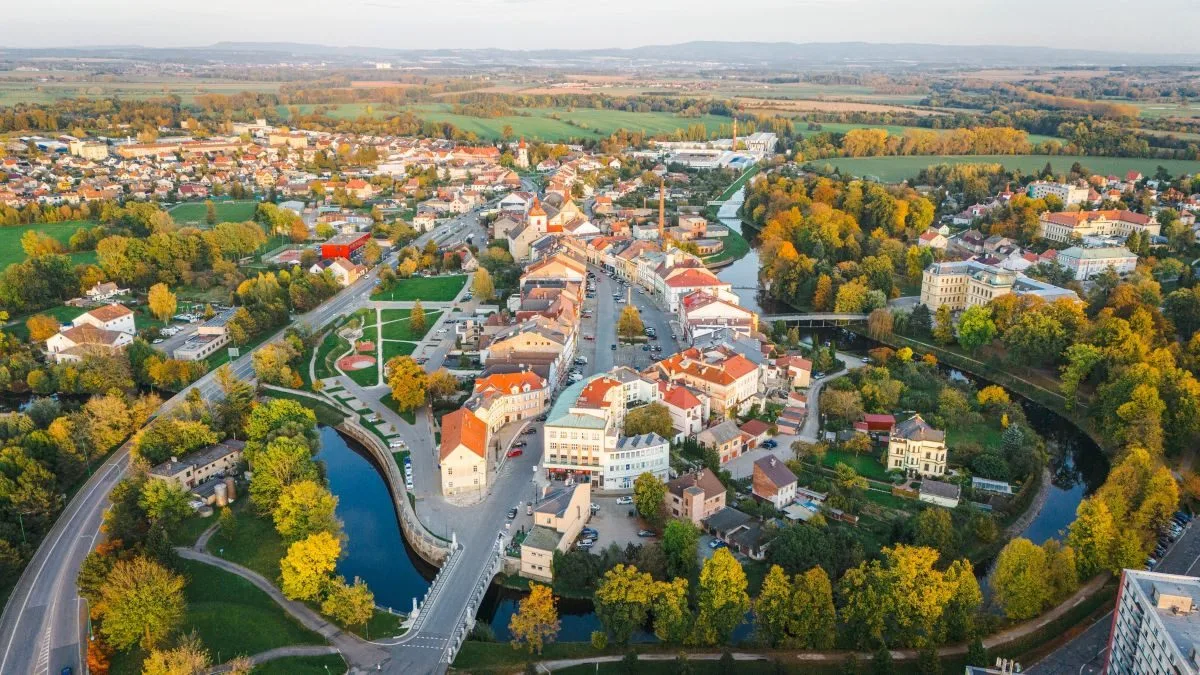 Objížďky v Jaroměři pokračují, oprava mostu přes Labe se protáhne do jara