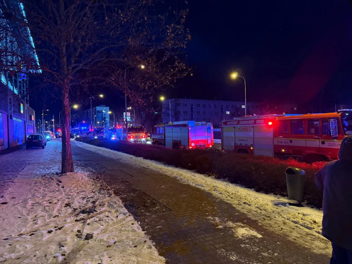 Muž v hradeckém obchodním centru zranil nožem dva lidi. Je podezřelý z pokusu o vraždu.