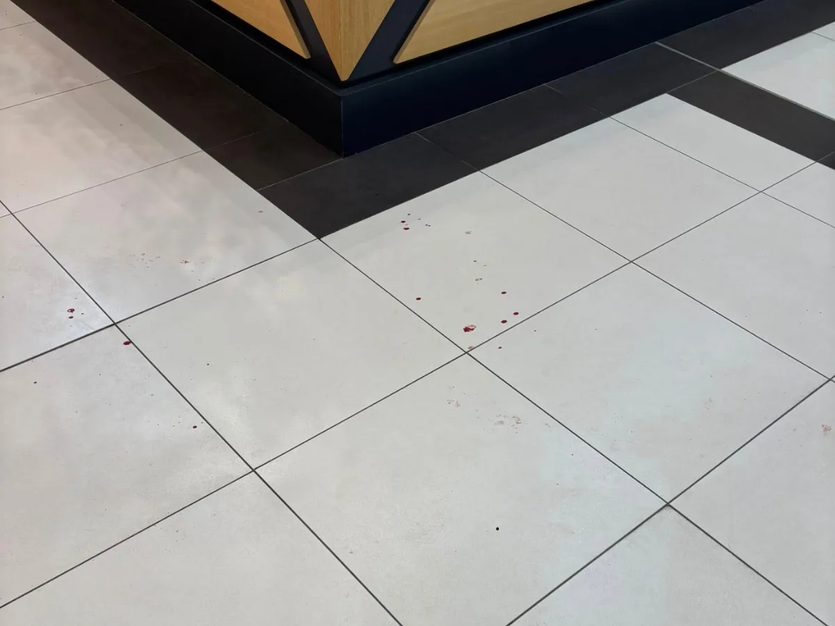 Muž v hradeckém obchodním centru zranil nožem dva lidi. Je podezřelý z pokusu o vraždu.