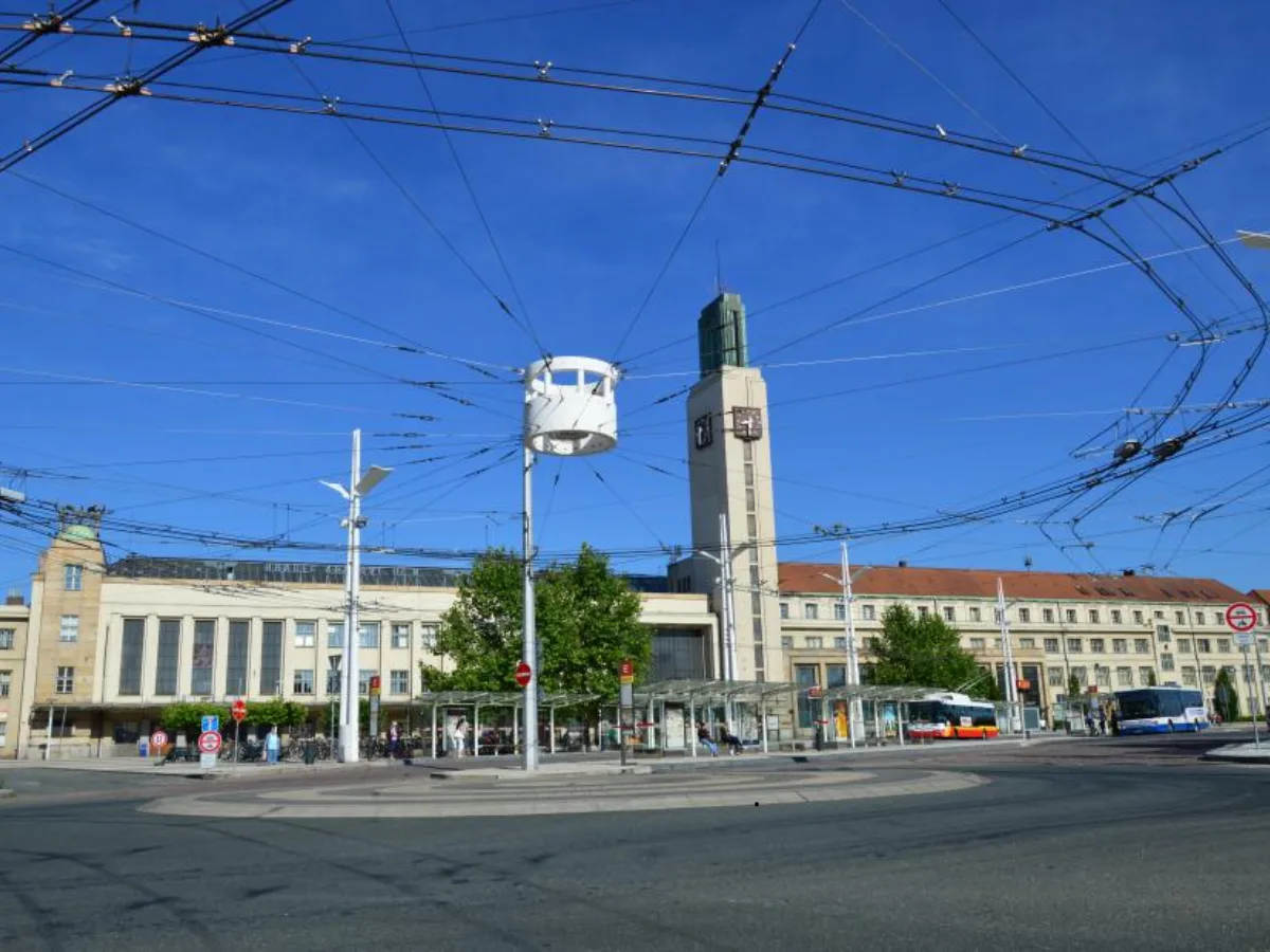 Modernizace hlavního nádraží v Hradci Králové se rozjíždí naplno. Výluky potrvají roky