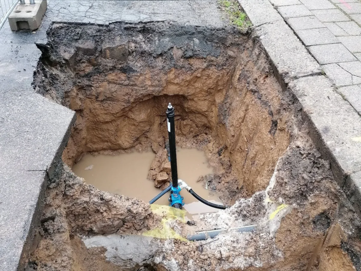 Mrazivé počasí si vybírá svou daň na vodovodních trubkách. Největší problém je na chatách