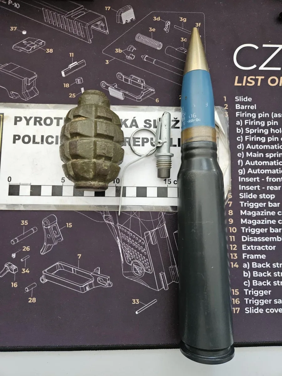 Muž vzal torzo granátu a nakráčel si na trutnovskou policejní služebnu