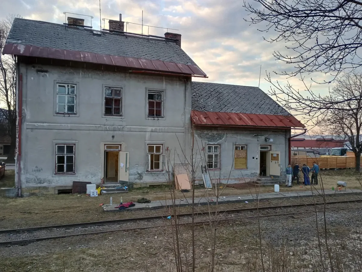 Chátrající nádraží v Žacléři má poslední šanci. Pomoci má veřejná sbírka