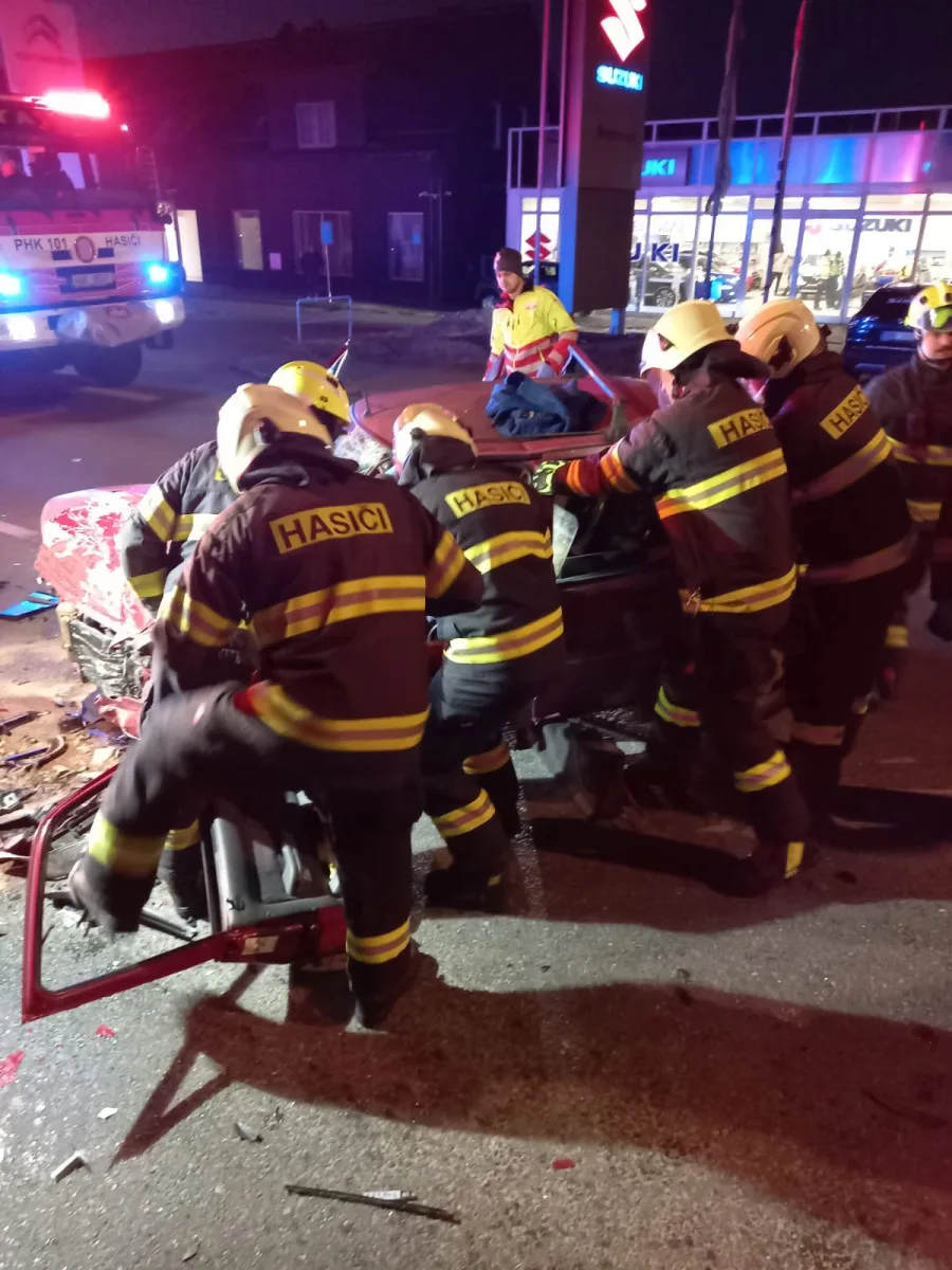 Podruhé se narodil, řidiče vytáhli ze sešrotovaného auta v Hradci na Slezském hasiči