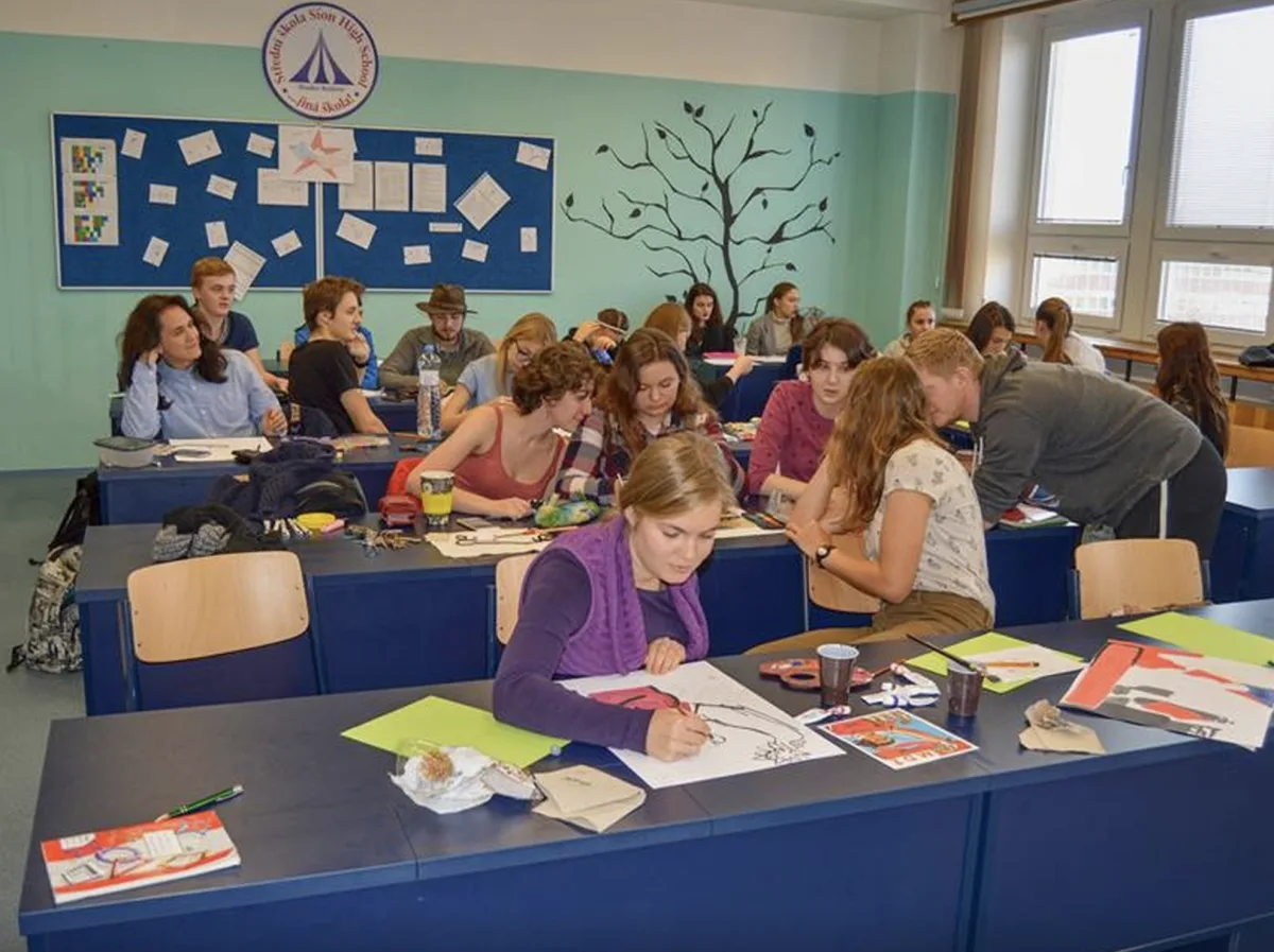 Doplaťte desítky tisíc, nebo dítě nepůjde k maturitě. Rodiče popisují praktiky školy Sion