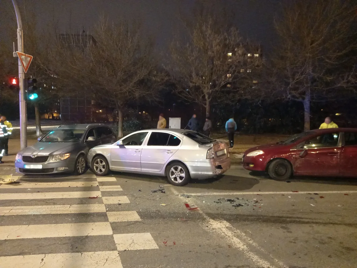 Hromadná bouračka v Hradci: v ulici Víta Nejedlého se včera večer srazil autobus a pět aut