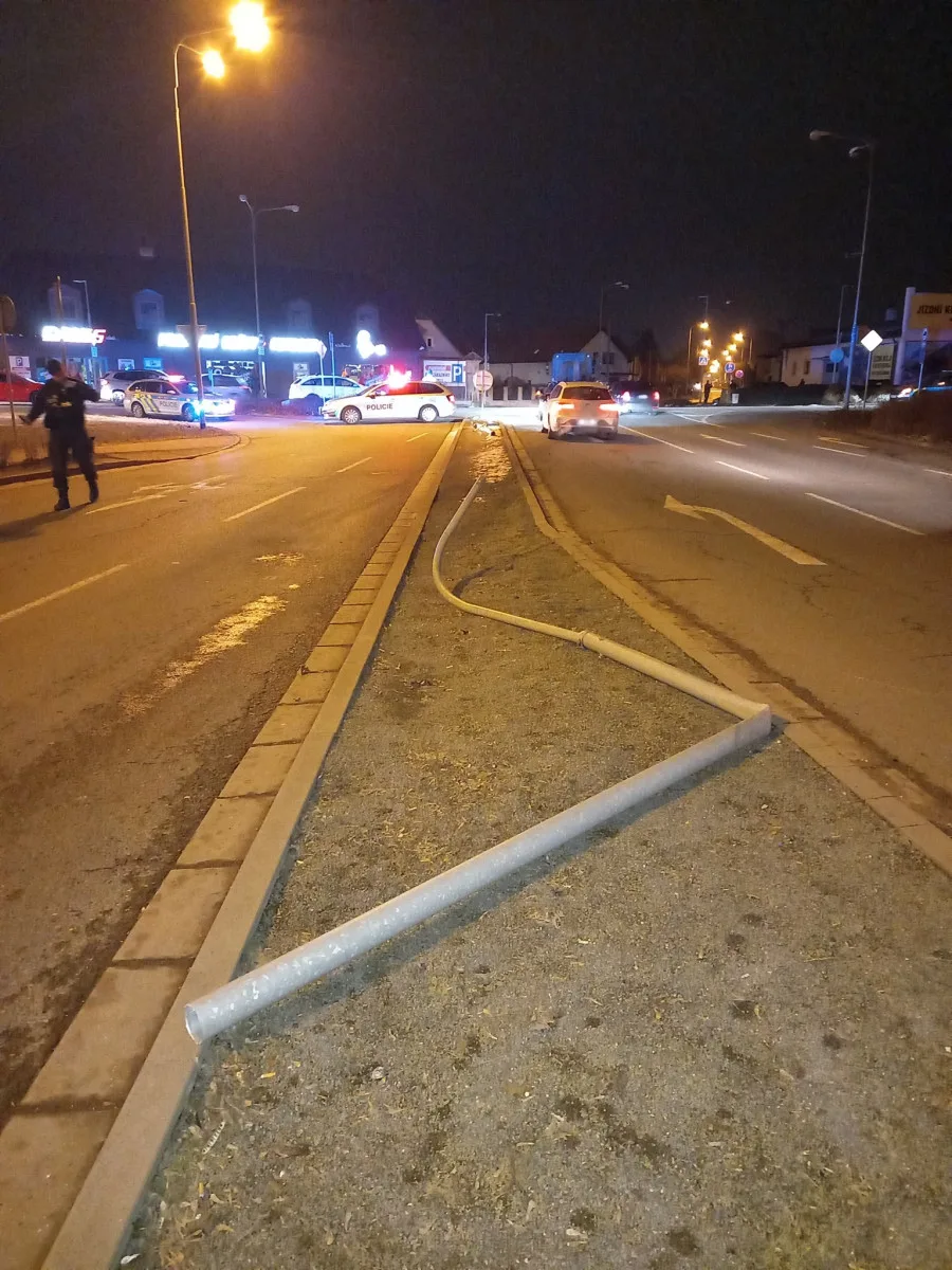 Hromadná bouračka v Hradci: v ulici Víta Nejedlého se včera večer srazil autobus a pět aut