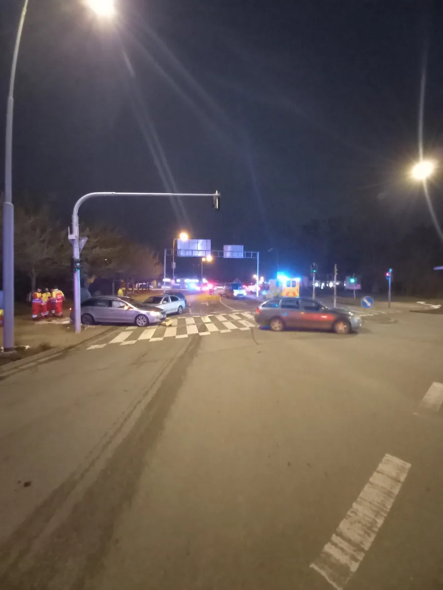 Hromadná bouračka v Hradci: v ulici Víta Nejedlého se včera večer srazil autobus a pět aut