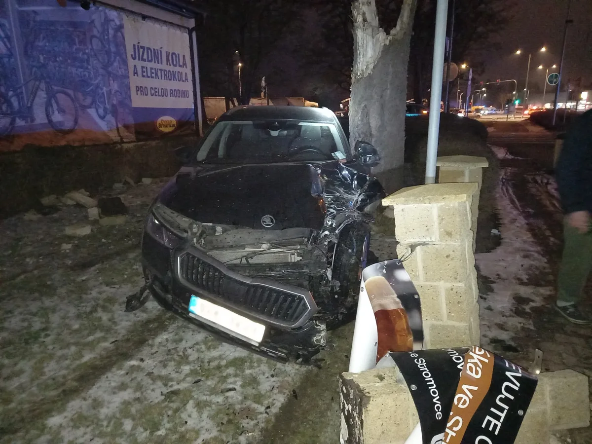 Hromadná bouračka v Hradci: v ulici Víta Nejedlého se včera večer srazil autobus a pět aut