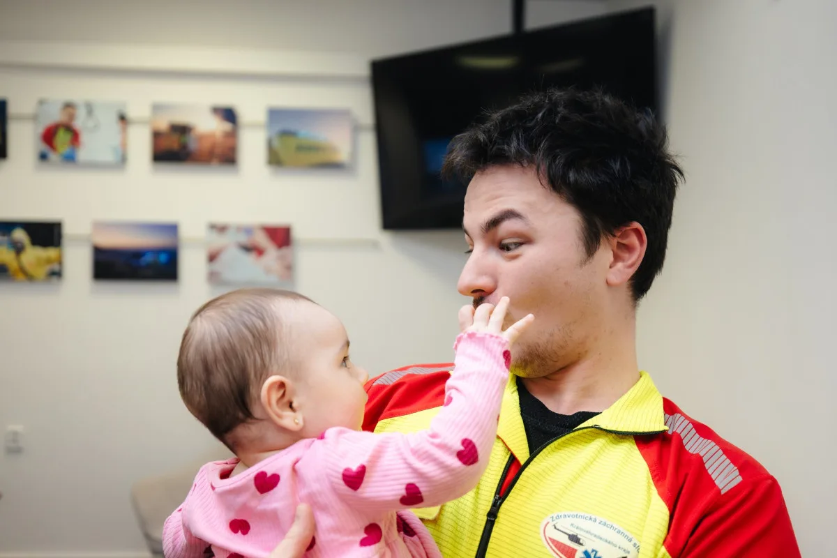 V létě ji v těhotenství oživovali. Teď maminka přišla záchranářům osobně poděkovat i s dcerkou