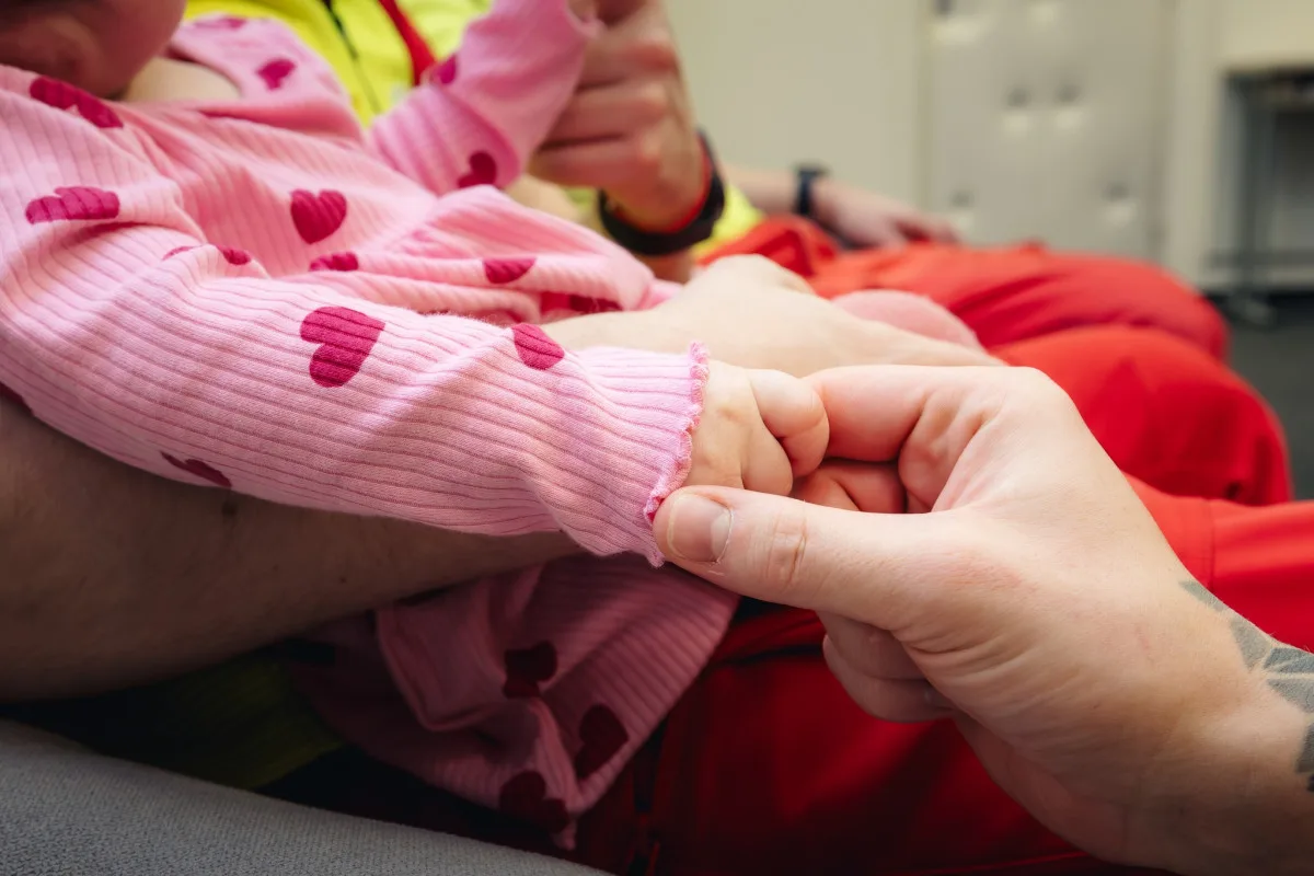 V létě ji v těhotenství oživovali. Teď maminka přišla záchranářům osobně poděkovat i s dcerkou