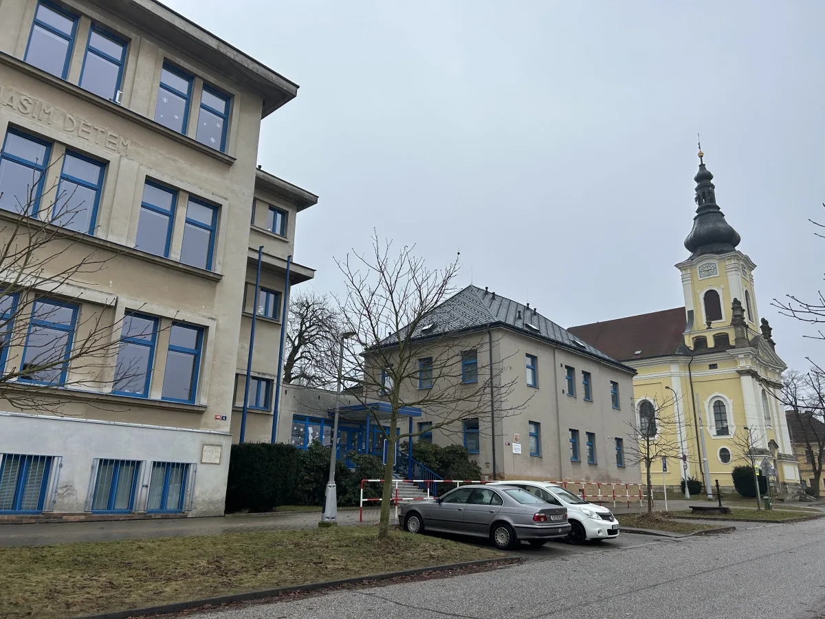 Sto lahví rumu do školy? Výsledky kontroly ukázaly milionové nesrovnalosti v účetnictví základní školy na novém Hradci