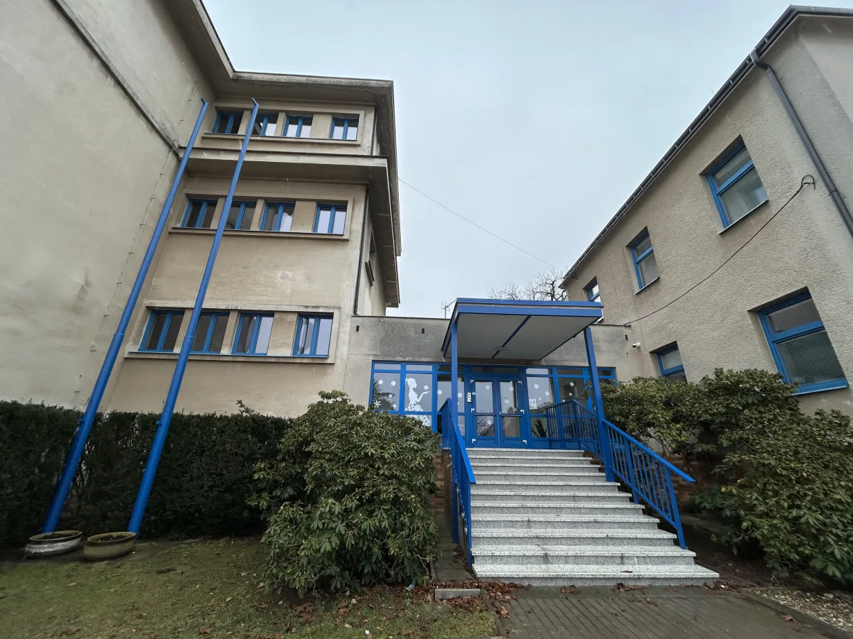 Sto lahví rumu do školy? Výsledky kontroly ukázaly milionové nesrovnalosti v účetnictví základní školy na novém Hradci